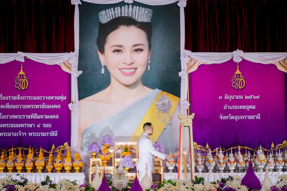 พิธีถวายเครื่องราชสักการะและวางพานพุ่มและพิธีจุดเทียนถวายพระพรชัยมงคล เนื่องโอกาสพระราชพิธีมหามงคล เฉลิมพระชนมพรรษา ๔ รอบ สมเด็จพระนางเจ้าฯ พระบรมราชินี  ณ ที่ว่าการอำเภอเดชอุดม อำเภอเดชอุดม...